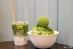 抹茶アイスをのせた贅沢なかき氷と抹茶ラテ