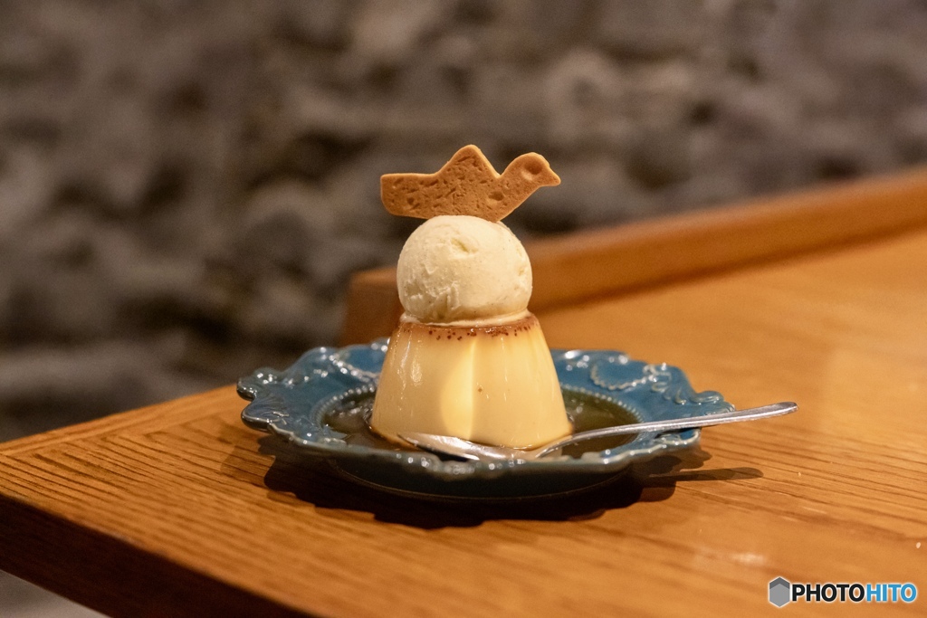小鳥クッキーを飾ったプリンとバニラアイスのデザート