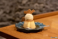 小鳥クッキーを飾ったプリンとバニラアイスのデザート