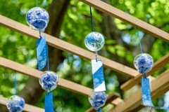 紫陽花の風鈴が揺れる初夏の日本の風景