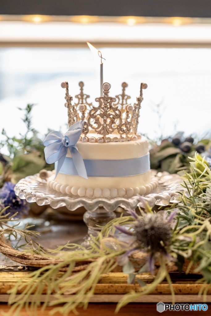 王冠モチーフが美しいケーキと青いリボン