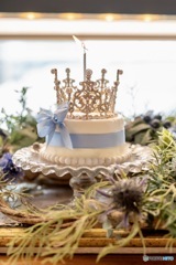 王冠モチーフが美しいケーキと青いリボン