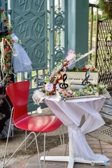 薔薇で飾られたピアノとバイオリン・音楽を感じる装飾テーブル