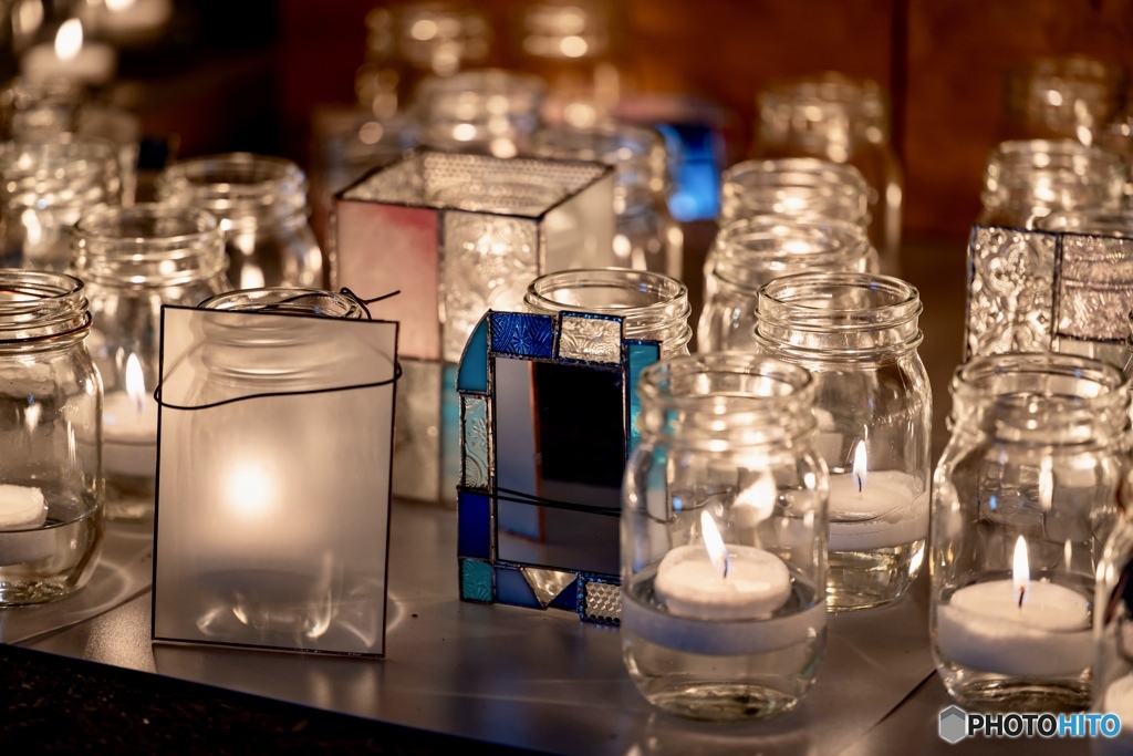 夜に輝くキャンドルとガラス装飾の癒しの空間