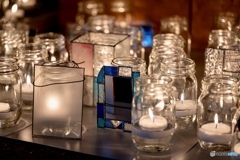 夜に輝くキャンドルとガラス装飾の癒しの空間