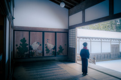 佇む
