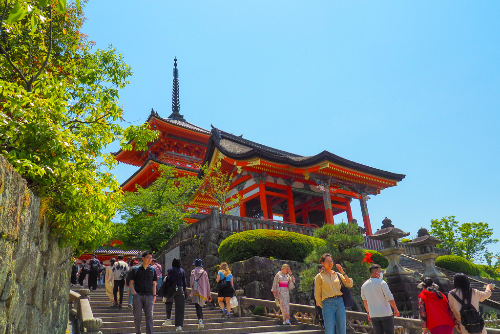 清水寺西門を見上げる