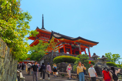 清水寺西門を見上げる