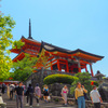 清水寺西門を見上げる