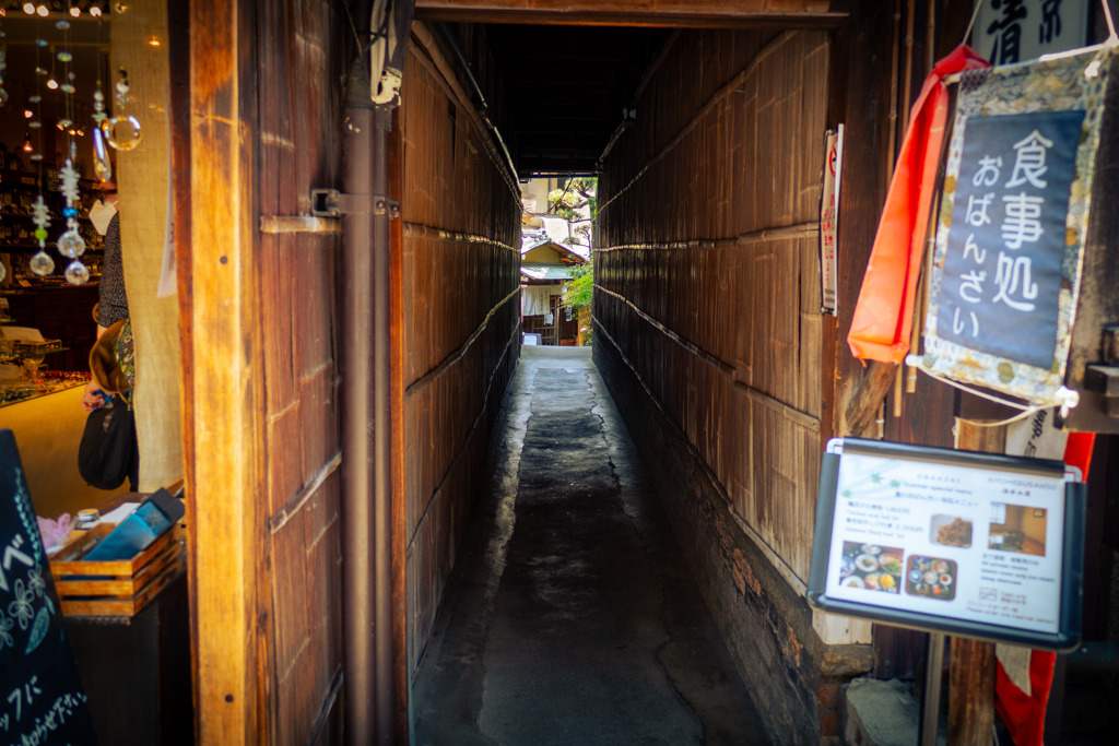 路地の奥のちょっとお高そうな店