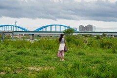 多摩川河川敷に佇むひと
