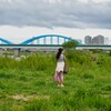 多摩川河川敷に佇むひと