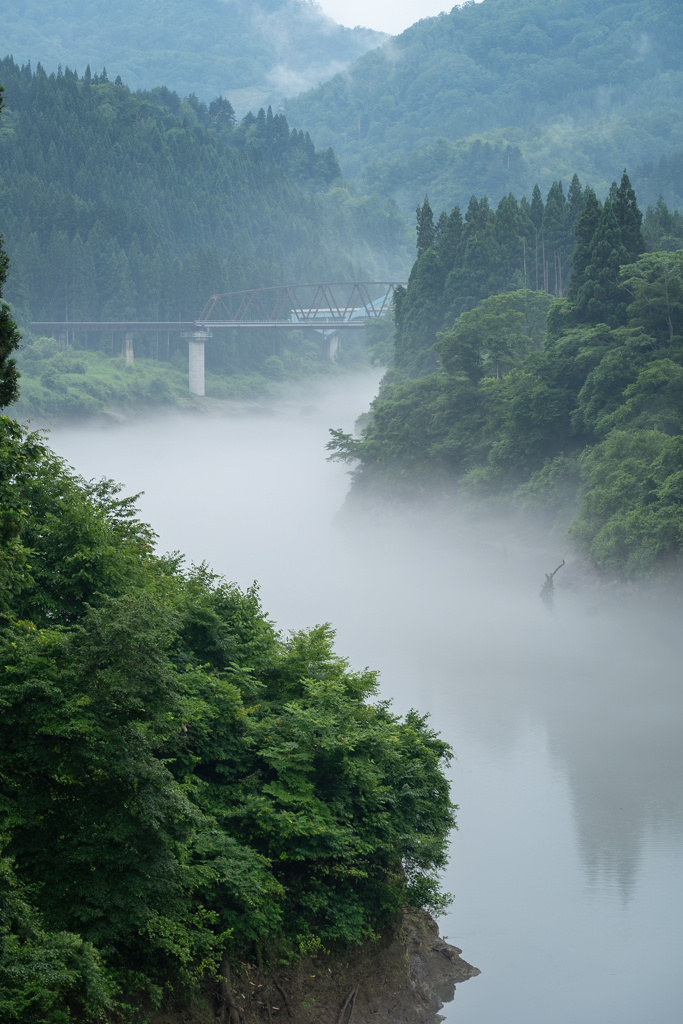 只見川の川霧