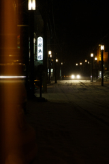 温泉街の夜に降る雪。