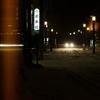 温泉街の夜に降る雪。