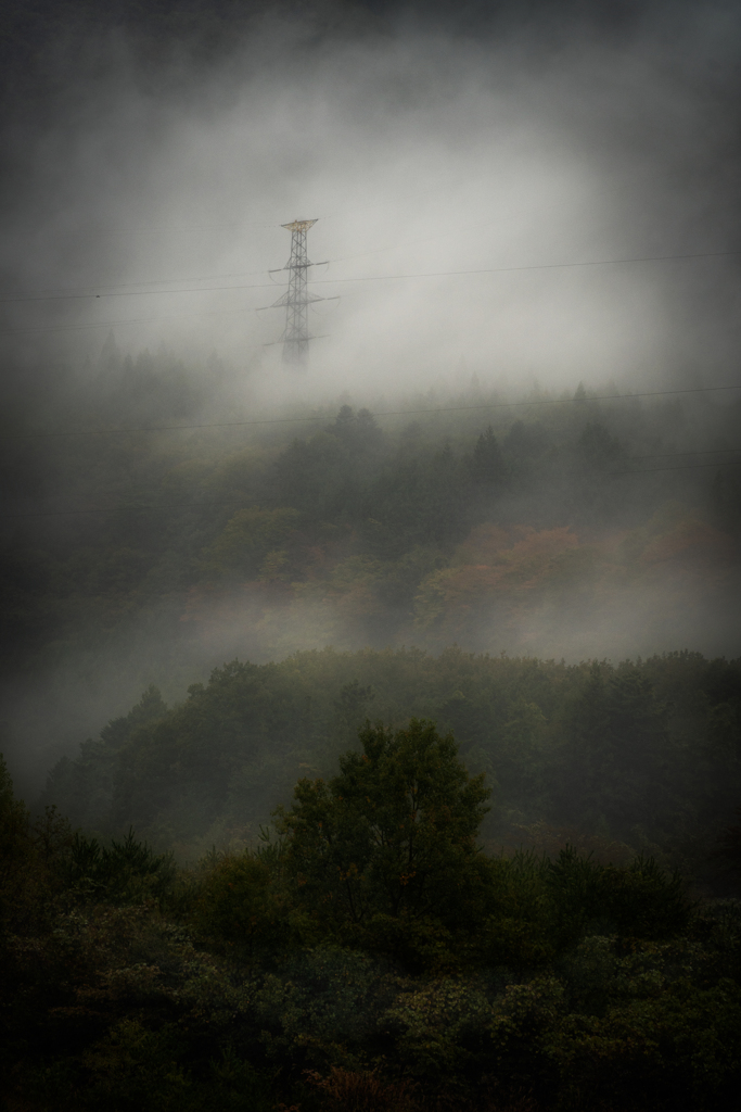 濃霧の鉄塔
