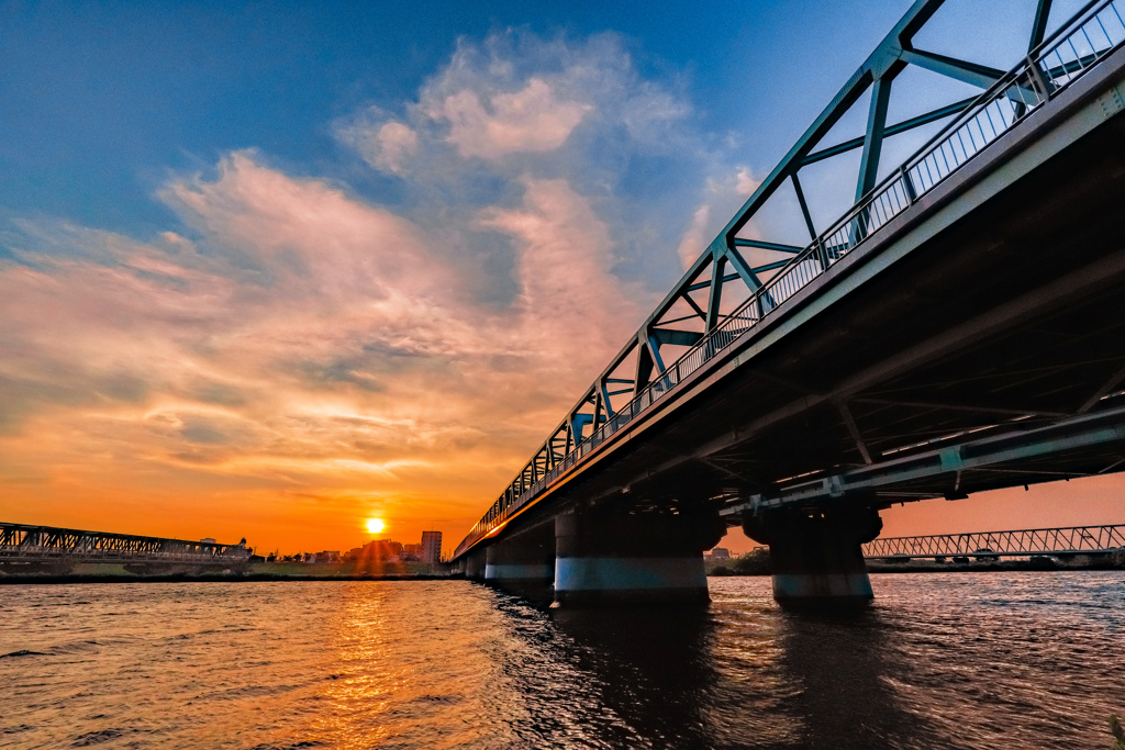 東京に沈む夕日　千葉県市川橋〜