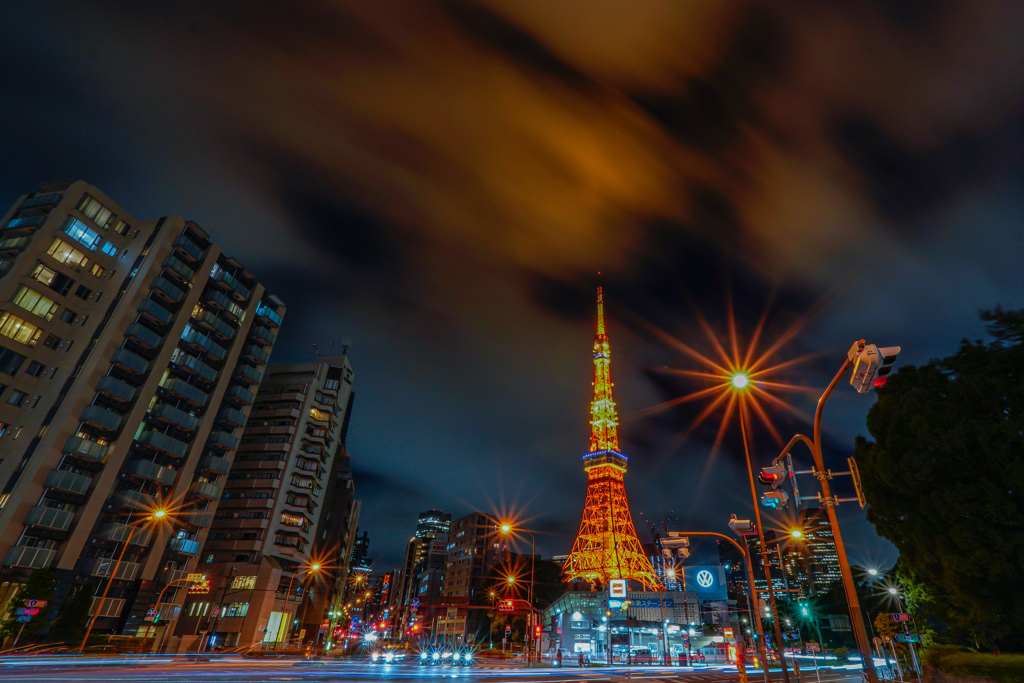東京タワーと流れの早い不気味な雲