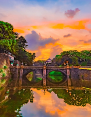 水面にうつる二重橋と夕景