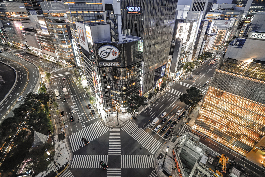 銀座　節電の夜も格好良かった