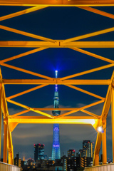 スカイツリー10周年　静かにお祝いする東京タワー