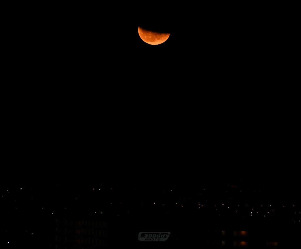 真夜中の紅い月
