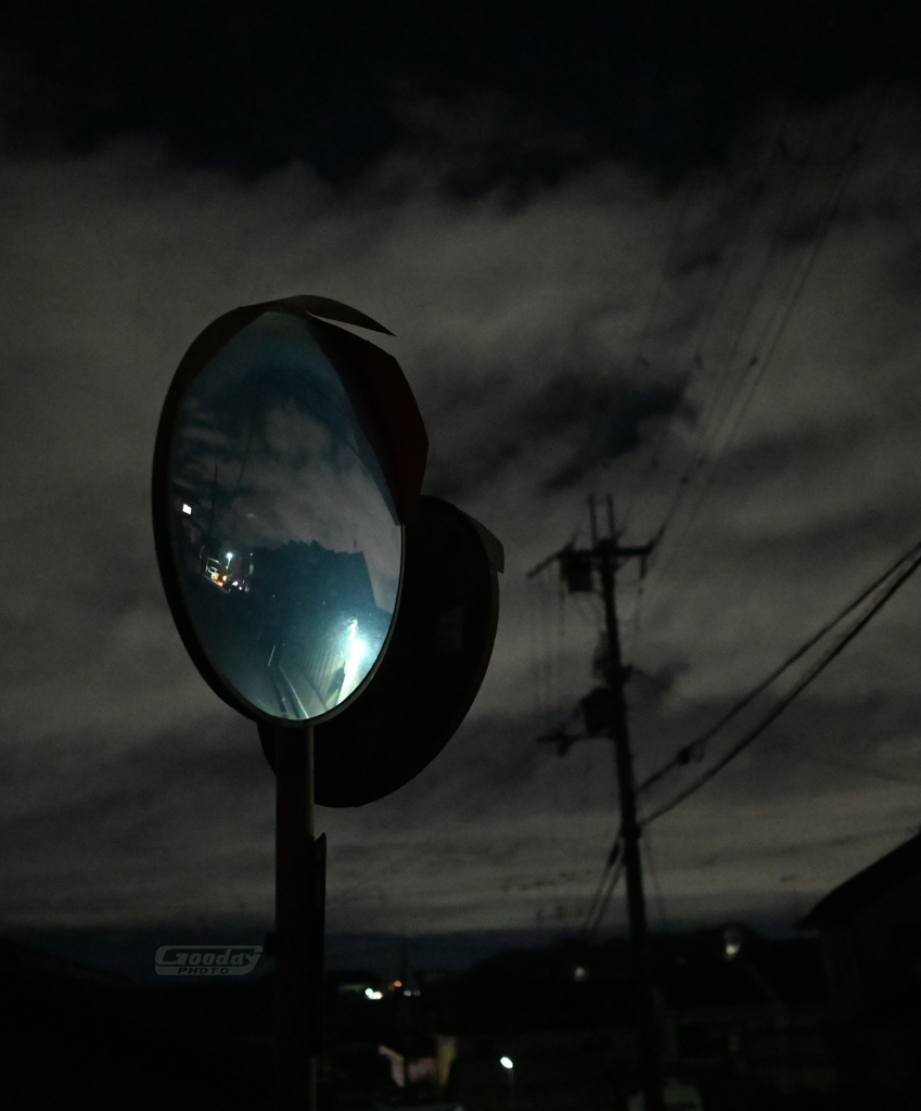 夜のカーブミラー