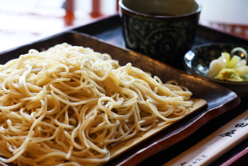窓際で蕎麦