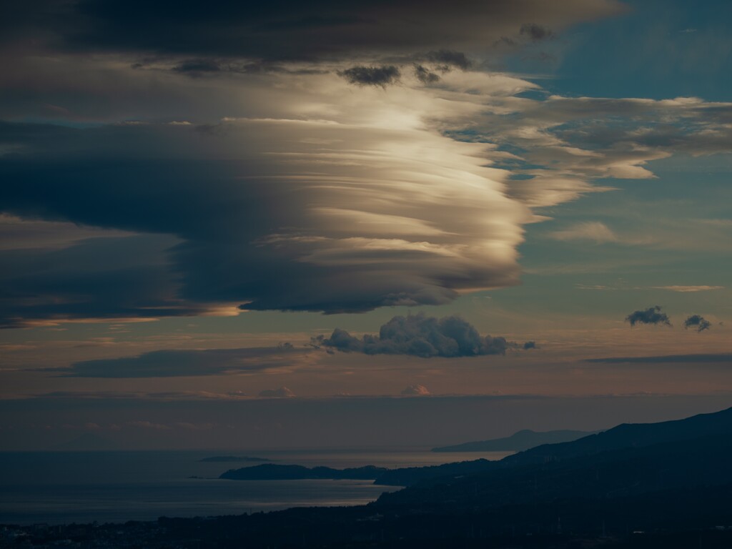 吊るし雲と真鶴半島