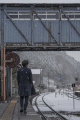 雪舞ふ駅にて…