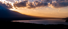 山中湖に夕暮れ訪れて