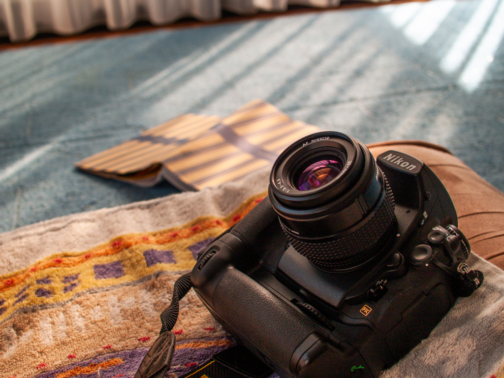 座椅子に寝そべる写真機