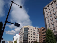 コダックブルーの空に映えるビル
