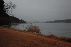雨に霞む湖