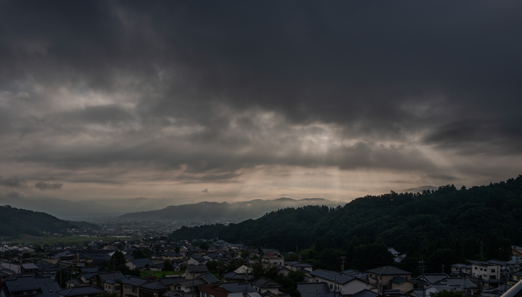 朝靄に光芒