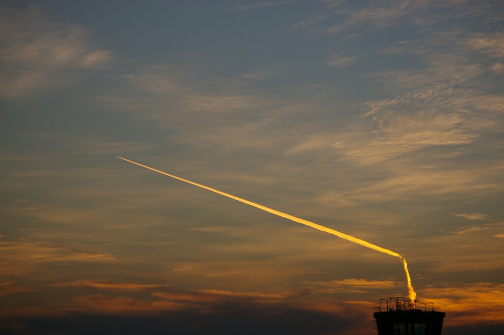 夕空にひこうき雲一直線。