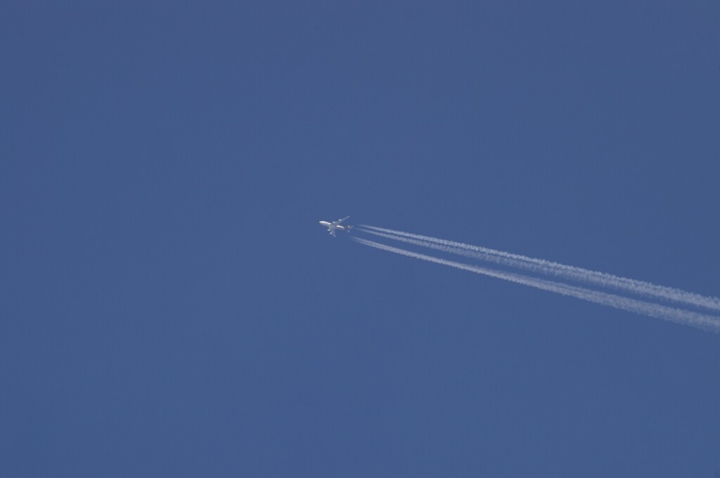 飛行機とひこうき雲。