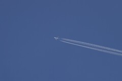 飛行機とひこうき雲。