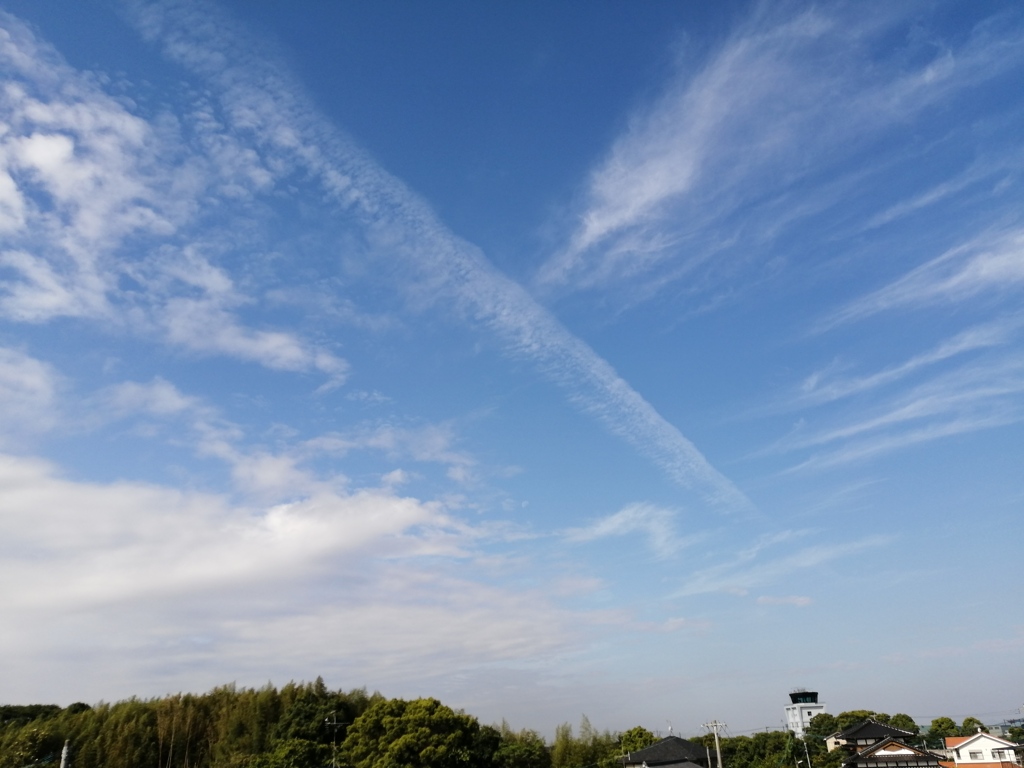 我が家の窓辺から朝の空。
