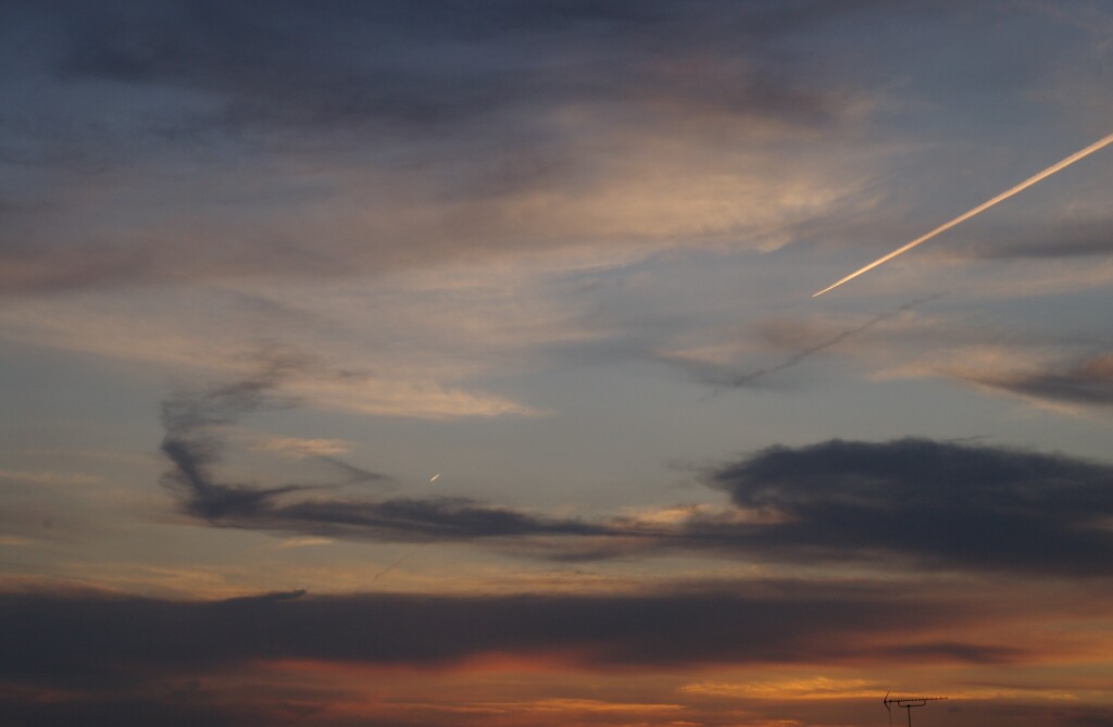 夕暮れにひこうき雲。(*^^*)