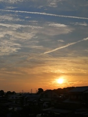 夕焼けと飛行機雲