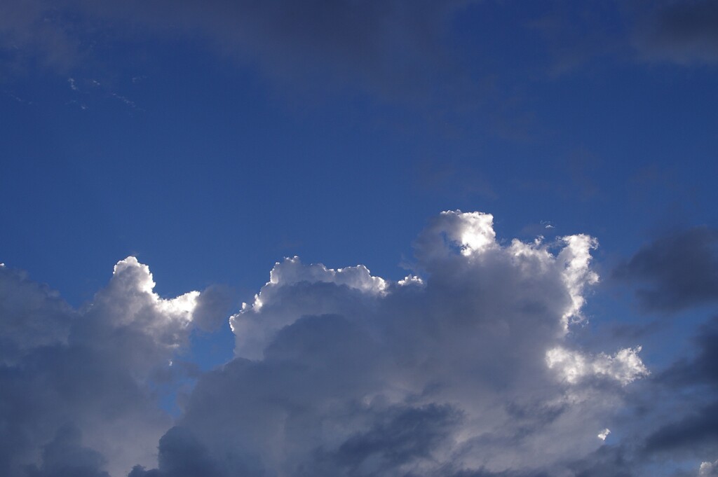 雲に隠れた太陽。