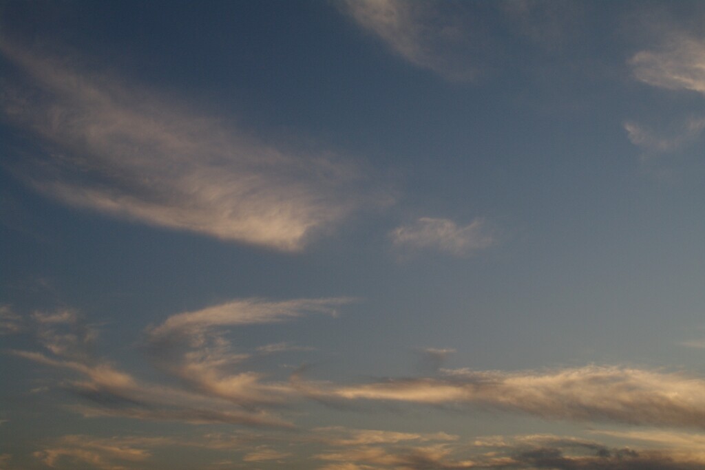 我が家の窓辺から5月14日の夕空。(*^^*)