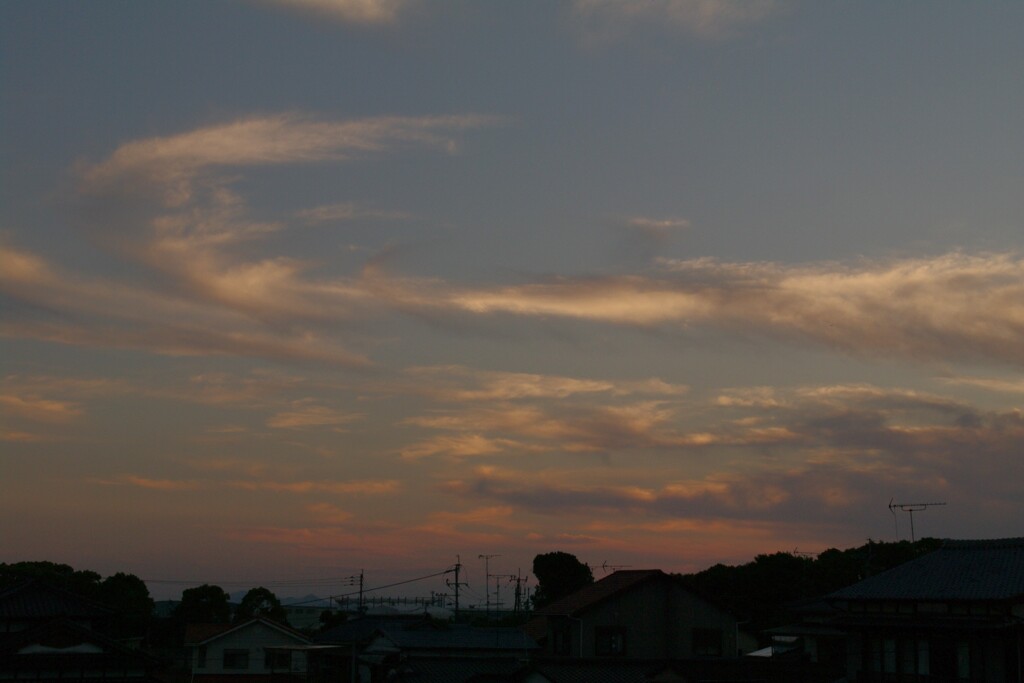 我が家の窓辺からの夕暮れ。