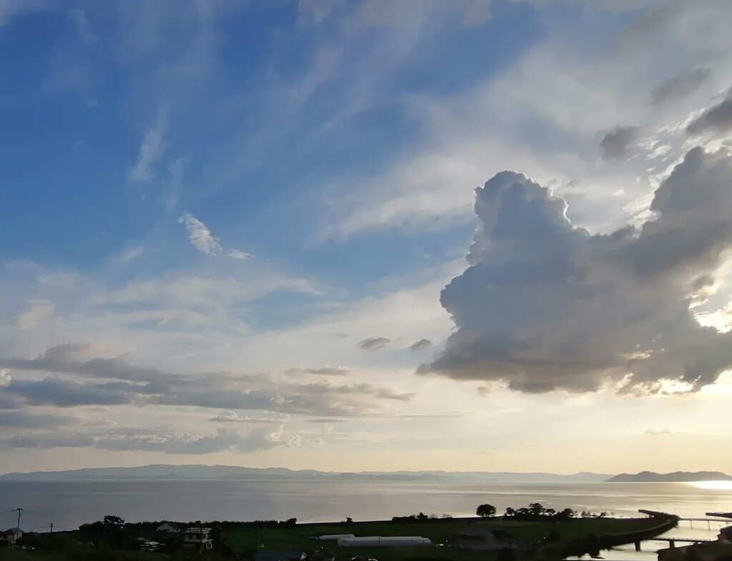 夕暮れ間近の海と空。