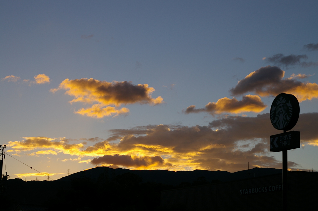 山に隠れてしまった夕日見つめて・・・