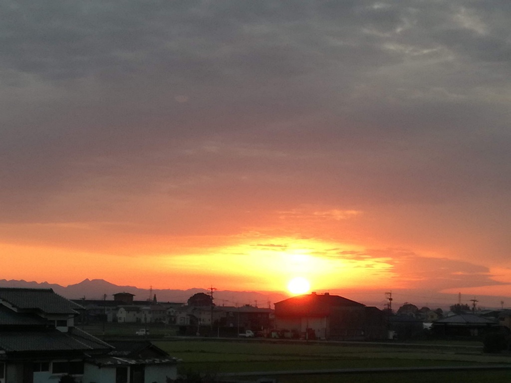 輝く夕日に見惚れてしまいました。