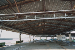 静まりかえった漁港