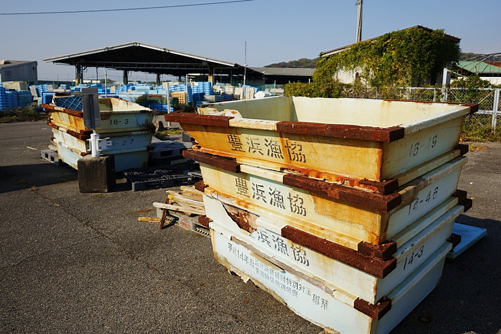 静まりかえった漁港