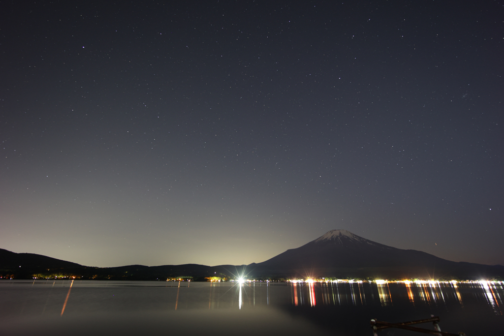 夜の山中湖畔